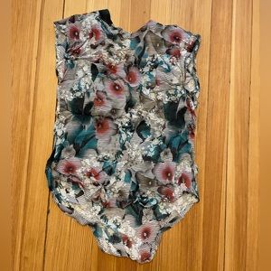 Sleeveless dress shirt